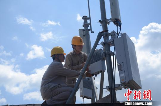 技術人員對220千伏列西變電站5G 共享基站進行調試。三明供電供圖