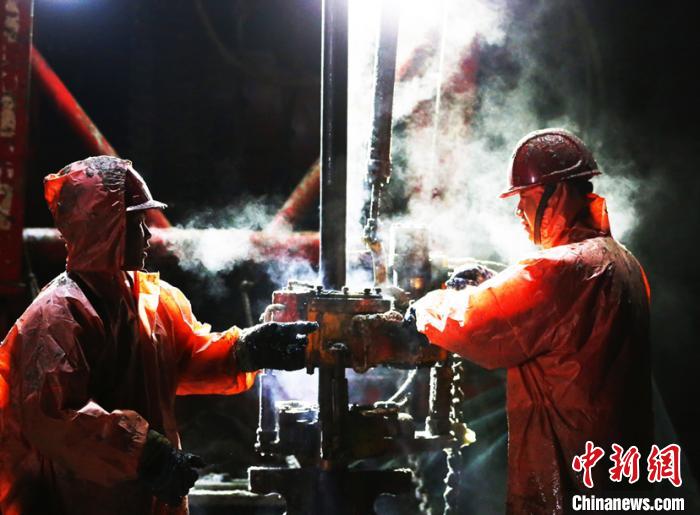 圖為大慶石油工人在采油一線。(許書晨攝)